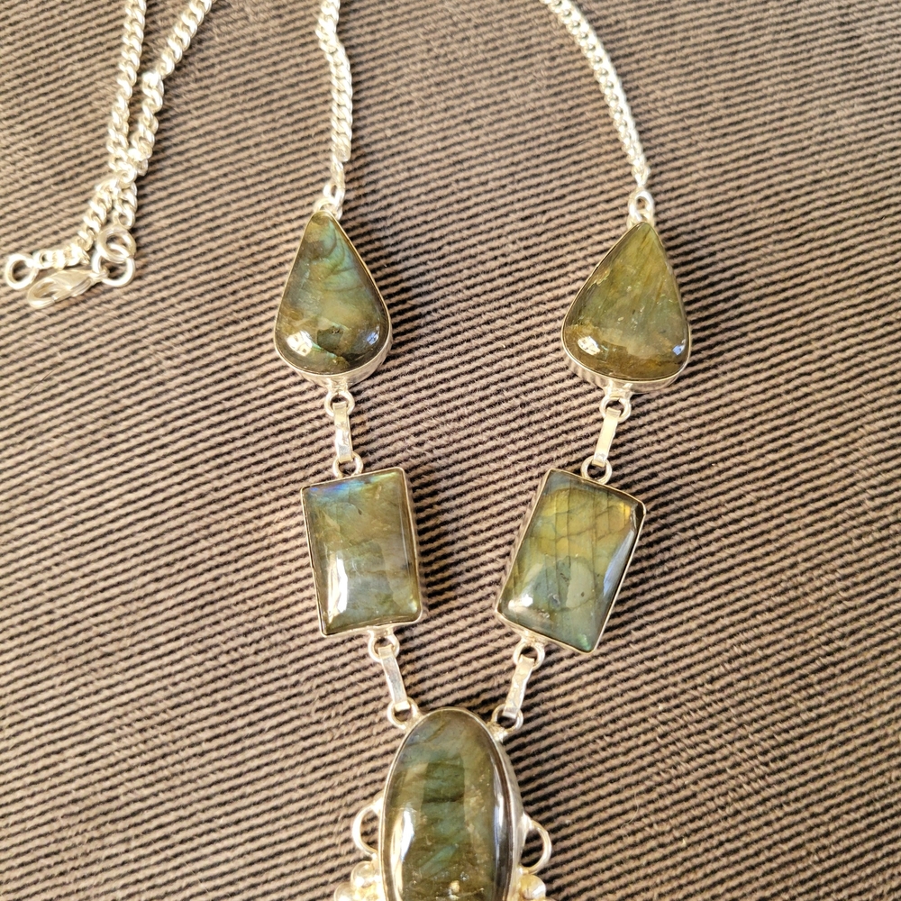 Elegant Silver Labradorite Necklace - Picture 6 of 8